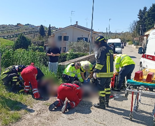 Roseto - Auto centra due pedoni a Coste Lanciano